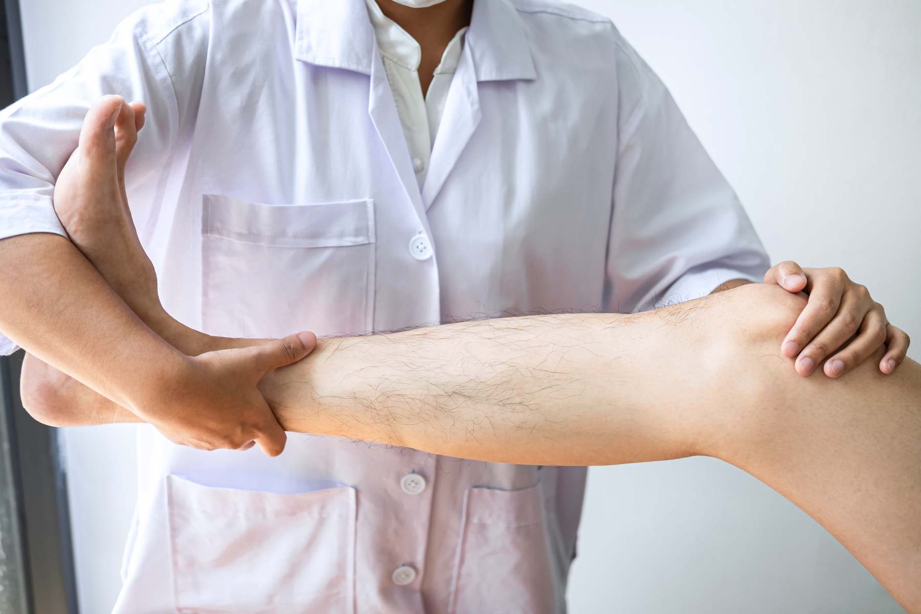 doctor-or-physiotherapist-working-examine