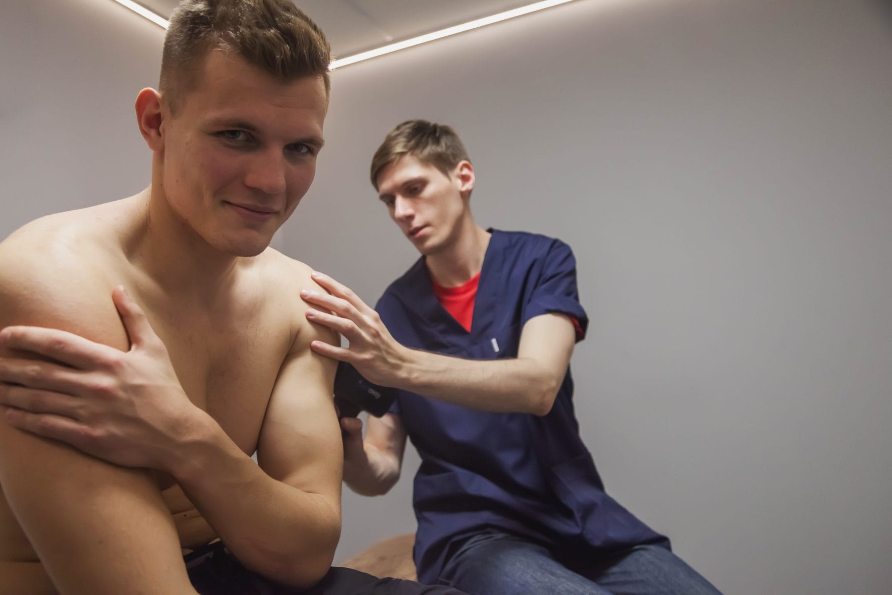 massage-therapist-treats-injury-of-professional