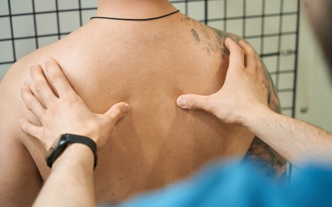 physical-therapist-performing-thoracic-spine-palpa